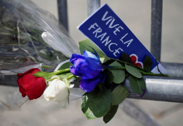 Flowers are seen attached to a fence to remember the victims of the Bastille Day truck attack in Nice in front of the French embassy in Rome. - Sputnik International