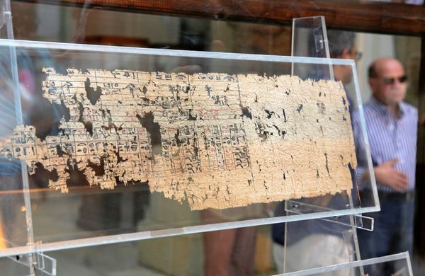 A tourist looks at Papyrus of King Khufu at the opening exhibition of 'The Papyri of Khufu from Wadi al-Jarf' for the first time at the Egyptian Museum in Cairo, Egypt, July 14, 2016.  - Sputnik International