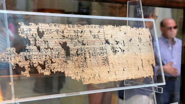 A tourist looks at Papyrus of King Khufu at the opening exhibition of 'The Papyri of Khufu from Wadi al-Jarf' for the first time at the Egyptian Museum in Cairo, Egypt, July 14, 2016.  - Sputnik International