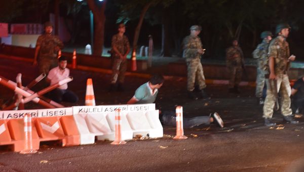 Turkish security officers detain police officers on the side of the road on July 15, 2016 in Istanbul, during a security shutdown of the Bosphorus Bridge. Turkish security officers detain police officers on the side of the road on July 15, 2016 in Istanbul, during a security shutdown of the Bosphorus Bridge. - Sputnik International