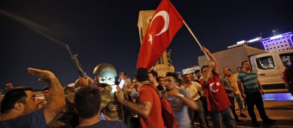 Turkish Protestors Stand Their Ground In Front Of Soldiers - Sputnik International