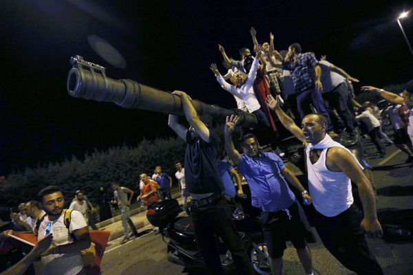 People Stand On A Turkish Army Tank At Ataturk Airport In Istanbul - Sputnik International
