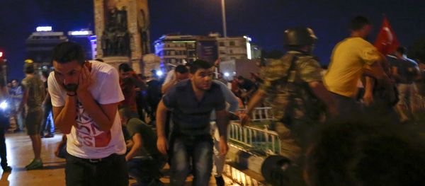Supporters Of Turkish President Tayyip Erdogan Are Dispersed With Shots In The Air By The Military At The Taksim Square In Istanbul - Sputnik International