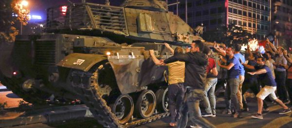 People React Near A Military Vehicle During An Attempted Coup In Ankara - Sputnik International
