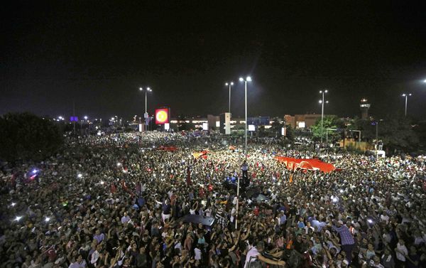 People Demonstrate Outside Ataturk International Airport During An Attempted Coup In Istanbul - Sputnik International