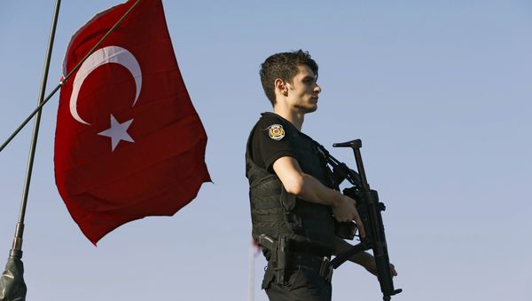 A policeman stands atop of a military armored vehicle after troops involved in the coup surrendered on the Bosphorus Bridge in Istanbul, Turkey July 16, 2016. - Sputnik International