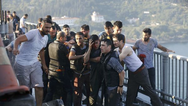 Policemen protect a soldier from the mob after troops involved in the coup surrendered on the Bosphorus Bridge in Istanbul, Turkey July 16, 2016. Policemen protect a soldier from the mob after troops involved in the coup surrendered on the Bosphorus Bridge in Istanbul, Turkey July 16, 2016. - Sputnik International
