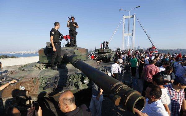 Policemen stand on a military vehicle after troops involved in the coup surrendered on the Bosphorus Bridge in Istanbul, Turkey July 16, 2016. - Sputnik International