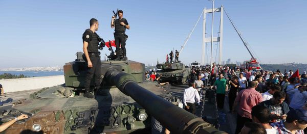 Policemen stand on a military vehicle after troops involved in the coup surrendered on the Bosphorus Bridge in Istanbul, Turkey July 16, 2016. - Sputnik International