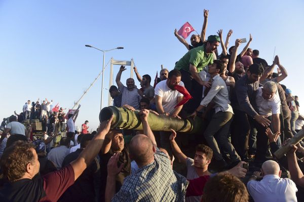 Supporters of Tukish President Tayyip Erdogan celebrate after soldiers involved in the coup surrendered on the Bosphorus Bridge in Istanbul, Turkey July 16, 2016 Supporters of Tukish President Tayyip Erdogan celebrate after soldiers involved in the coup surrendered on the Bosphorus Bridge in Istanbul, Turkey July 16, 2016 - Sputnik International