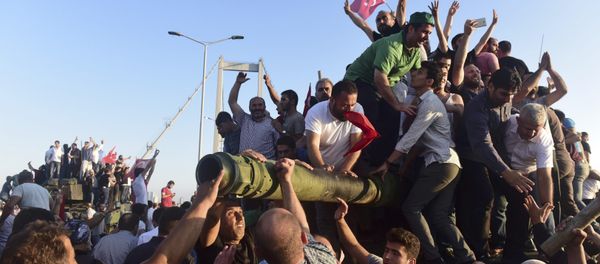 Supporters of Tukish President Tayyip Erdogan celebrate after soldiers involved in the coup surrendered on the Bosphorus Bridge in Istanbul, Turkey July 16, 2016 Supporters of Tukish President Tayyip Erdogan celebrate after soldiers involved in the coup surrendered on the Bosphorus Bridge in Istanbul, Turkey July 16, 2016 - Sputnik International