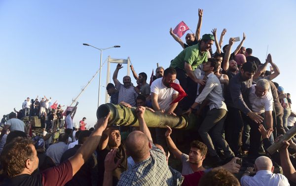 Supporters of Tukish President Tayyip Erdogan celebrate after soldiers involved in the coup surrendered on the Bosphorus Bridge in Istanbul, Turkey July 16, 2016 - Sputnik International