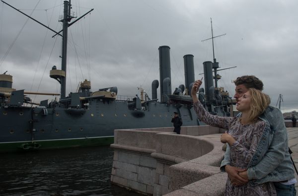 Cruiser Aurora towed to permanent mooring at Petrovskaya Embankment - Sputnik International