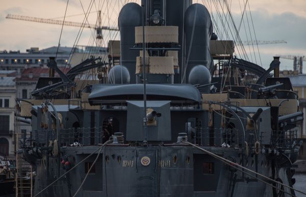 Cruiser Aurora towed to permanent mooring at Petrovskaya Embankment - Sputnik International