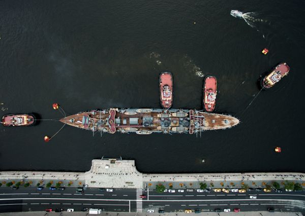 Cruiser Aurora towed to permanent mooring at Petrovskaya Embankment - Sputnik International