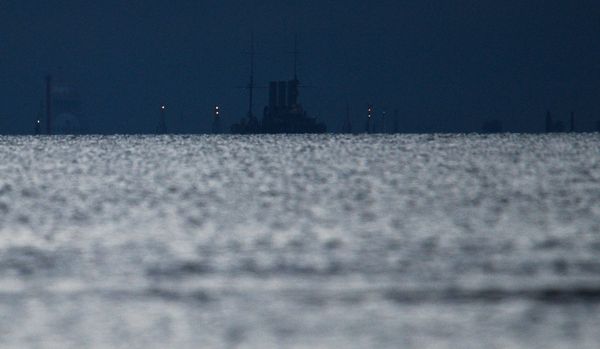Cruiser Aurora towed to permanent mooring at Petrovskaya Embankment - Sputnik International