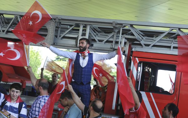 People against the attempted coup celebrate at Istanbul's Ataturk airport, Saturday, July 16, 2016. People against the attempted coup celebrate at Istanbul's Ataturk airport, Saturday, July 16, 2016. - Sputnik International