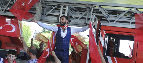 People against the attempted coup celebrate at Istanbul's Ataturk airport, Saturday, July 16, 2016. - Sputnik International