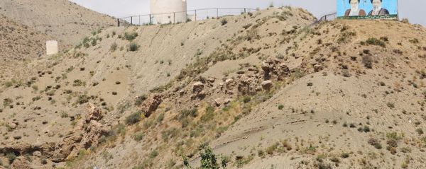 Supreme leaders of Iran, the late Ayatollah Ruhollah Khomeini (L) and Ayatollah Ali Khameni (R), are seen on the top of a hill from the Turkish side of the border near the Esendere crossing between Turkey and Iran - Sputnik International