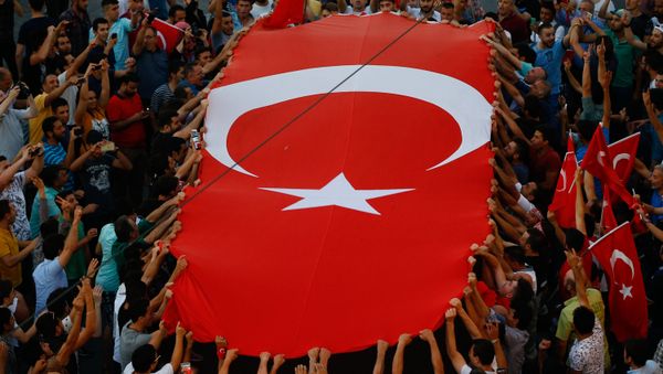People gather at a pro-government rally in central Istanbul's Taksim square, Saturday, July 16, 2016. - Sputnik International
