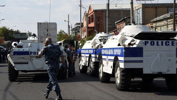 Policemen block a street after a group of armed men seized a police station along with an unknown number of hostages, according the country's security service, in Yerevan, Armenia, July 17, 2016. - Sputnik International