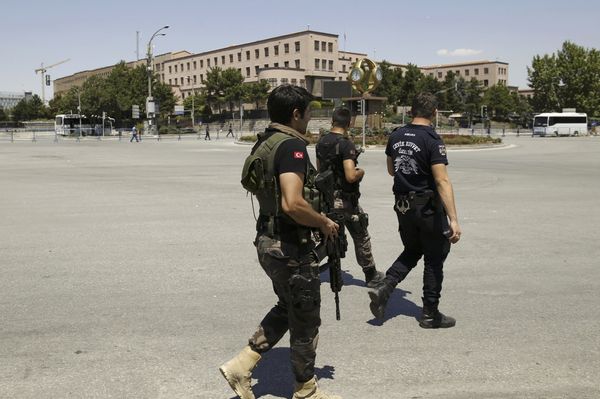 Security forces loyal to Turkish President Recep Tayyip Erdogan guard the General Staff headquarters in Ankara, Turkey, July 17, 2016.  - Sputnik International