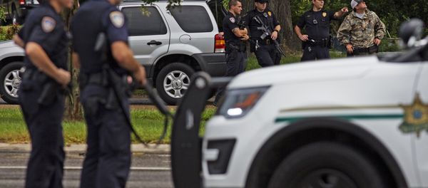 Law enforcement officers man a road block on Airline Highway and Goodwood Blvd. after police were shot earlier in the day in Baton Rouge. - Sputnik International