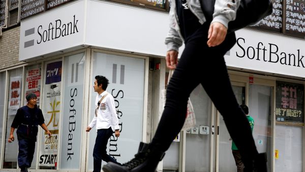 People walk past a retail shop of the SoftBank telecommunications company in Tokyo, Japan - Sputnik International