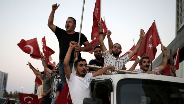 Supporters of Turkish President Tayyip Erdogan shout slogans on the back of a truck during a pro-government demonstration on Taksim square in Istanbul, Turkey, July 16, 2016. - Sputnik International