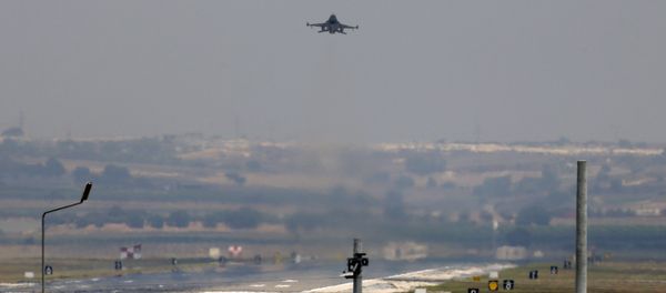 A Turkish Air Force warplane takes off from the Incirlik Air Base, in the outskirts of the city of Adana, southeastern Turkey. - Sputnik International