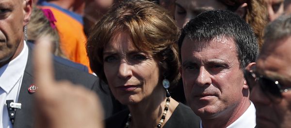 People boo French prime minister Manuel Valls, center, and Health Minister Marisol Touraine, left, after a minute of silence on the famed Promenade des Anglais in Nice, southern France, to honor the victims of an attack near the area where a truck mowed through revelers, Monday, July 18, 2016. - Sputnik International