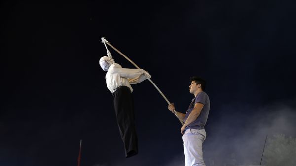 A Pro-Erdogan supporter holds an effigy of US based cleric Fetullah Gulen hanged by a noosed on during a rally at Taksim square in Istanbul on July 18, 2016 A Pro-Erdogan supporter holds an effigy of US based cleric Fetullah Gulen hanged by a noosed on during a rally at Taksim square in Istanbul on July 18, 2016 - Sputnik International