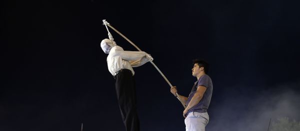 A Pro-Erdogan supporter holds an effigy of US based cleric Fetullah Gulen hanged by a noosed on during a rally at Taksim square in Istanbul on July 18, 2016 A Pro-Erdogan supporter holds an effigy of US based cleric Fetullah Gulen hanged by a noosed on during a rally at Taksim square in Istanbul on July 18, 2016 - Sputnik International