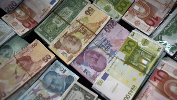 Turkish Liras, Euros and U.S. Dollars are stacked at a currency exchange office in Istanbul, Turkey (File) Turkish Liras, Euros and U.S. Dollars are stacked at a currency exchange office in Istanbul, Turkey (File) - Sputnik International