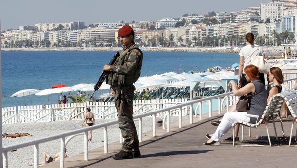 A soldier secures the Promenade des Anglais in Nice, southern France, Monday, July 18, 2016, prior to a minute of silence to honor the victims of the Bastille Day attack on Thursday in Nice - Sputnik International