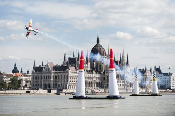 Planes Fly Low and Extremely Fast at Budapest Air Race Planes Fly Low and Extremely Fast at Budapest Air Race - Sputnik International