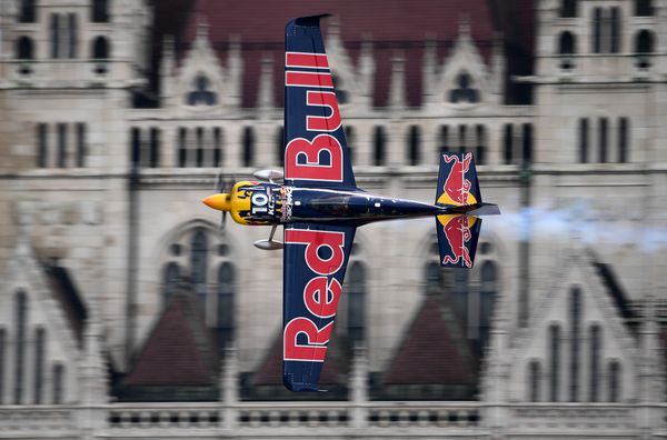 Planes Fly Low and Extremely Fast at Budapest Air Race Planes Fly Low and Extremely Fast at Budapest Air Race - Sputnik International