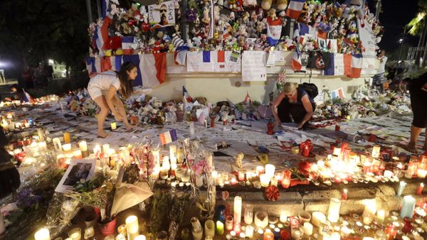 Volunteers install items at a new memorial in a gazebo in a seaside park on the famed Promenade des Anglais in Nice, southern France, Monday, July 18, 2016 - Sputnik International