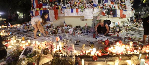 Volunteers install items at a new memorial in a gazebo in a seaside park on the famed Promenade des Anglais in Nice, southern France, Monday, July 18, 2016 - Sputnik International