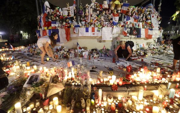 Volunteers install items at a new memorial in a gazebo in a seaside park on the famed Promenade des Anglais in Nice, southern France, Monday, July 18, 2016 - Sputnik International