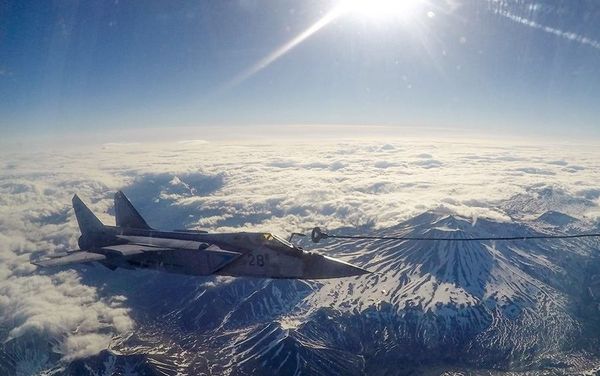 Mig-31 Foxhound supersonic interceptor of the Russian Pacific Fleet performs midair refuelling. - Sputnik International