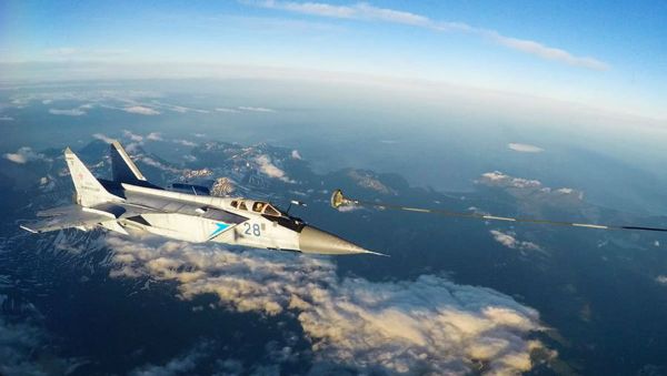 Mig-31 Foxhound supersonic interceptor of the Russian Pacific Fleet performs midair refuelling. - Sputnik International