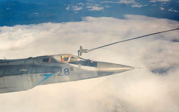 Mig-31 Foxhound supersonic interceptor of the Russian Pacific Fleet performs midair refuelling. - Sputnik International