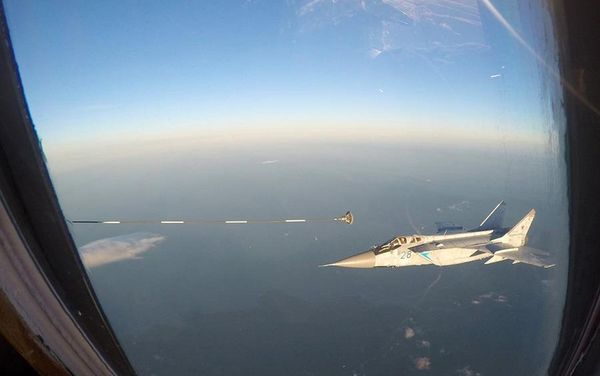 Mig-31 Foxhound supersonic interceptor of the Russian Pacific Fleet performs midair refuelling. - Sputnik International