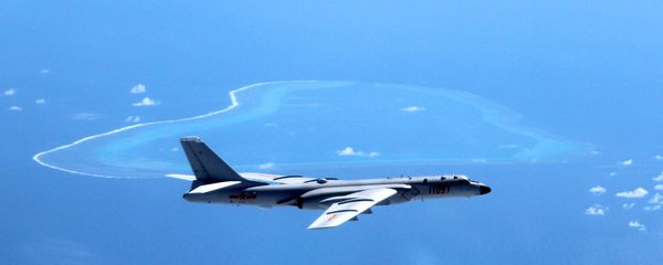 In this undated photo released by Xinhua News Agency, a Chinese H-6K bomber patrols the islands and reefs in the South China Sea. - Sputnik International