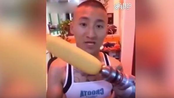 Man's front teeth are ripped out during rotating corn challenge - Sputnik International
