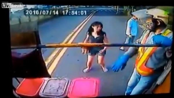 Woman faceplants during garbage pickup day in Taiwan - Sputnik International
