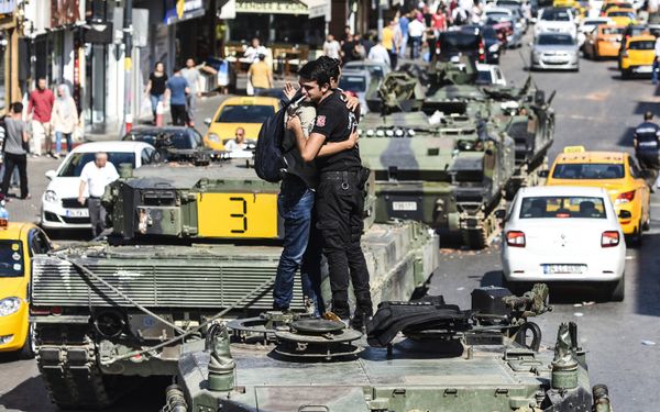 Turkish police officer (R) embrace a man on a tank after the military position was taken over at the Anatolian side at Uskudar in Istanbul on July 16, 2016 Turkish police officer (R) embrace a man on a tank after the military position was taken over at the Anatolian side at Uskudar in Istanbul on July 16, 2016 - Sputnik International