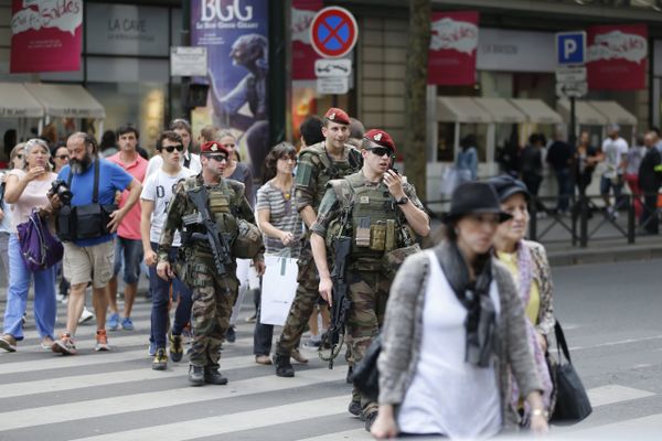 French soldiers anti-terror security forces operation Sentinelle patrol near the Galeries Lafayette in Paris on July 15, 2016, a day after the attack in Nice. - Sputnik International