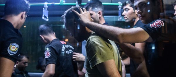 Turkish anti riot police officers detain a Turkish soldier who allegedly took part in a military coup as they are leaving in a bus the courthouse at Bakirkoy district in Istanbul on July 16, 2016 Turkish anti riot police officers detain a Turkish soldier who allegedly took part in a military coup as they are leaving in a bus the courthouse at Bakirkoy district in Istanbul on July 16, 2016 - Sputnik International